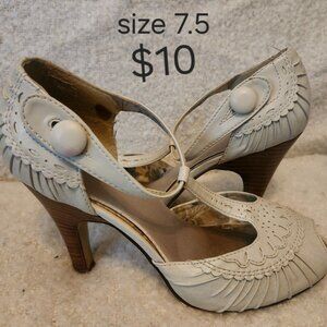 Peep toe, retro, classy, sexy, high heel